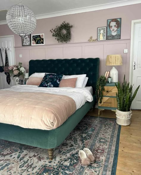 Green Headboard, Jade Design, Pink Bedroom Ideas, Bedroom Makeovers, Green Interior Design, Green Bedroom, Pink Bedrooms, Green Bedding, Velvet Bed