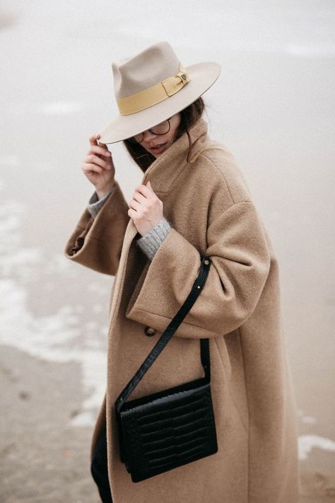 Today's issue: FEDORA HAT . How to wear or how you can mix it ? Keep follow!!! FEDORA HAT Allerrtttt!! #fedorahat #hat #howtowear Ocean Editorial, Oversized Camel Coat, Fedora Hat Outfits, Woman Tattoos, Camel Coat Outfit, Pijamas Women, Quoi Porter, Camel Coat, Outfits With Hats