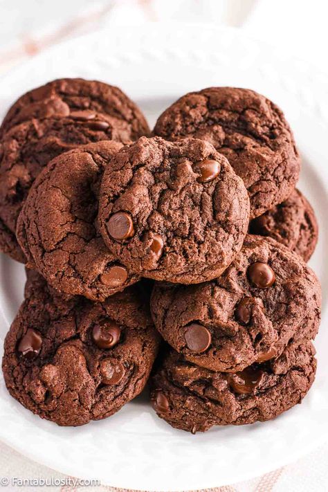 These devils food chocolate cookies are made with a cake mix, eggs, oil and chocolate chips! Only 4 ingredients and this recipe is made in minutes! Devils Food Cookies, 4 Ingredient Cookies, Comfort Food Desserts, Chocolate Cake Mix Cookies, Gooey Butter Cookies, Devils Food Cake Mix Recipe, Food Cookies, Peanut Butter Chocolate Bars, Fudge Cookies