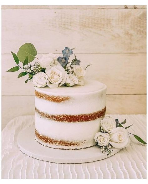 Single Tire Wedding Cakes, Wedding Cake No Frosting, Simple Rustic Wedding Cake 1 Tier, Small Wedding Cakes One Tier, Naked Wedding Cake With Flowers, Naked Cakes Wedding, Naked Cake With Flowers, Gateau Baby Shower Garcon, Wedding Cake Simple Elegant