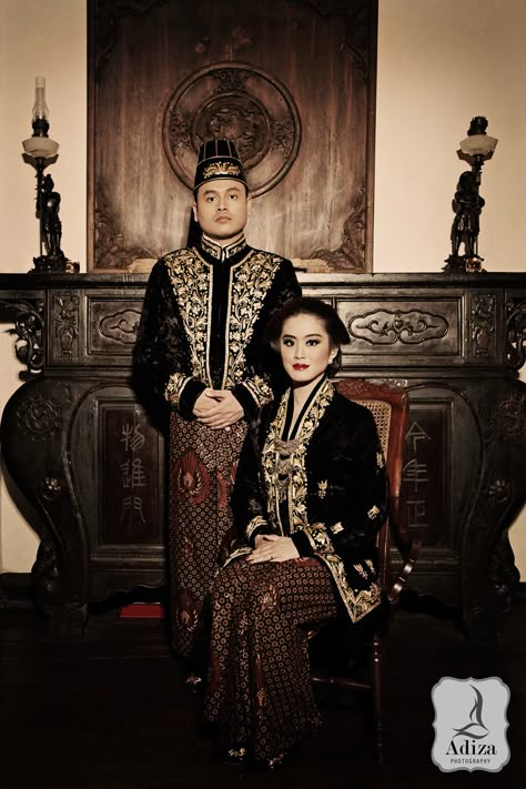 Prewedding Pose, Javanese Wedding, Indonesian Wedding, Pre Wedding Photoshoot Outfit, Studio Photography Fashion, Wedding Moodboard, Pre Wedding Poses, Photoshoot Dress, Fashion Photography Inspiration