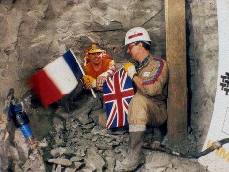 In 1987 the Tunnel between France and UK (Channel Tunnel) was begun in 1990 the workers from both sides met first. This is the picture of the breakthrough. Channel Tunnel, Daily Pictures, History Pictures, History Photos, Stray Cat, Tv On The Radio, Historical Events, Disneyland Paris, Both Sides