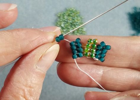 Bead Weaving 101 – Flat Herringbone Stitch – Even Count Flat Herringbone Stitch Beading, Bead Matted, Herringbone Stitch, Ladder Stitch, Single Bead, Beading Techniques, Beaded Jewelry Tutorials, Beaded Jewelry Designs, Beading Needles