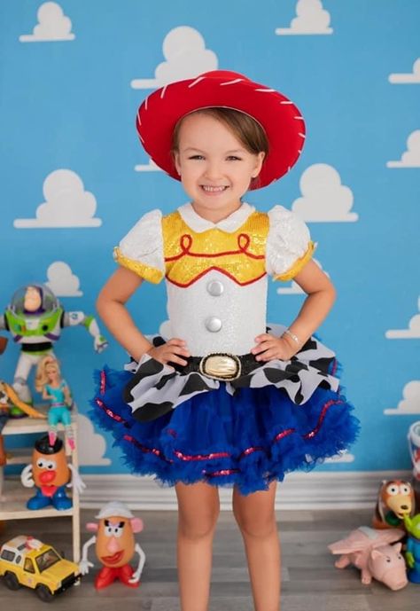 Un disfraz ideal y lindo para las #pequeñas de la casa #jessie #toystory Jesse Toy Story Party Ideas, Disfraz Jessie Toy Story, Jessie Toy Story Birthday Party, Jessie Birthday Party, Jesse Toy Story, Disfraz Toy Story, Anna Birthday, Jessie Toy Story, Diy Costumes Kids