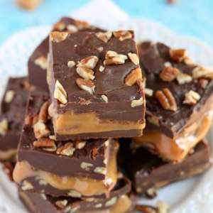 Turtle Fudge and a Giveaway! - Live Well Bake Often Turtle Fudge Recipe, Turtle Fudge, Easy Chocolate Fudge, Fudge Recipes Chocolate, Oreo Dessert, Ooey Gooey, Homemade Candies, Candy Desserts, Chocolate Caramel