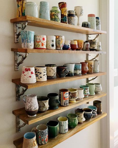 Vintage Mug Display, Mug Shelf Ideas, Kitchen Mug Display, Mug Collection Display Ideas, Shelves Mugs, Mug Collection Aesthetic, Mug Wall Display, Mug Shelf Display, Mug Display Ideas