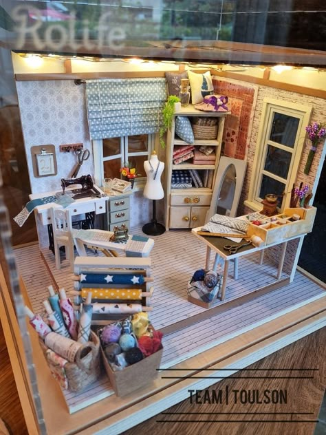 Dolls House Room Box Ideas, Rolife Diy, Dolls House Sewing Room, Miniature Room Boxes Diy, Mini Sewing Room, Sewing Room Miniature, Sewing Miniatures, Room Miniature Diy, Dollhouse Sewing Room