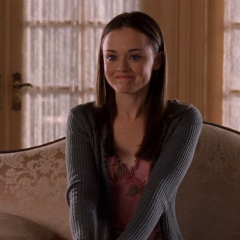 rory gilmore ౨ৎ Rory Gilmore Actress, S1 Rory Gilmore, Rory Gilmore Pjs, Rory Gilmore Ponytail, Rory Gilmore Headband, Rory Gilmore Season 3, Rory Gilmore Dress, Rory Gilmore Makeup, Rory Gilmore Season 1