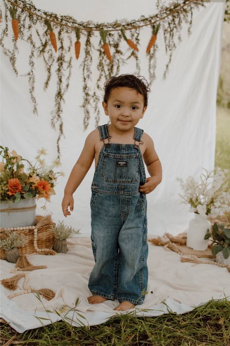 Kids Photoshoot Ideas Outdoors, Outdoor Easter Photoshoot, Diy Easter Photoshoot, Spring Mini Session Ideas, Easter Photography Ideas, Easter Family Photos, Spring Family Photoshoot, Easter Mini Sessions, Boho Shoot