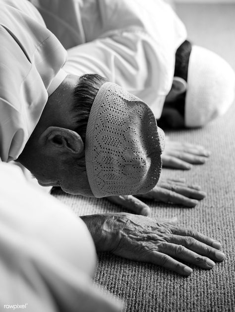 Muslim Photography, People Praying, Sunnah Prayers, Salat Prayer, Muslim Photos, Man Praying, Surrender To God, Muslim Images, Muslim Family