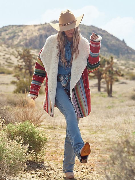 Southwest Clothing For Women, Southern Fashion Country, Vintage Western Womens Fashion, Women’s Western Wear, 90s Country Fashion Women, Lainey Wilson Style, Jeans And Cowboy Boots Outfit, Country Winter Outfits, Western Winter Outfits Women