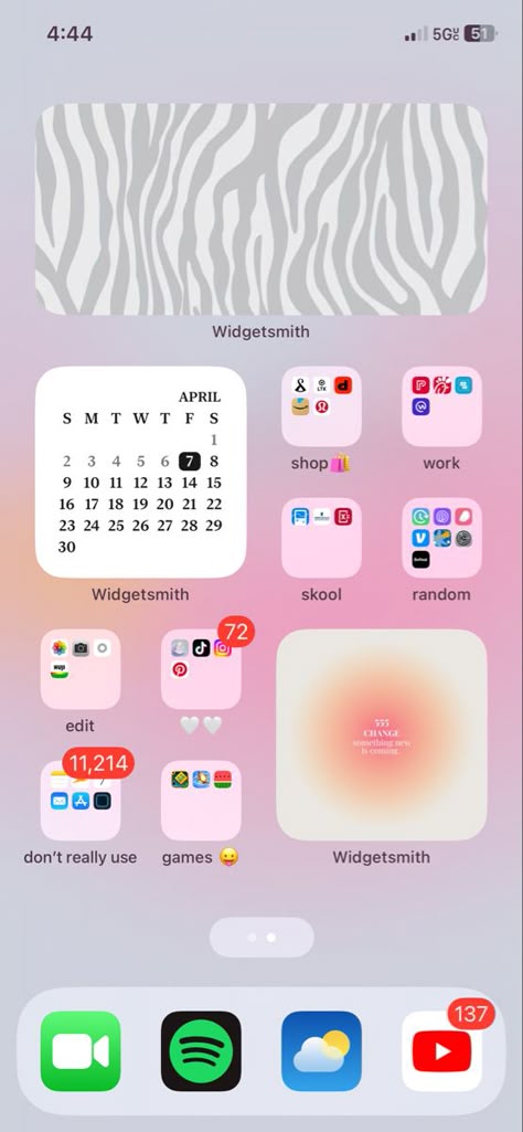 Preppy Widgetsmith Ideas, Iphone Layout Simple, Home Screen Layout Iphone Aesthetic, Phone Inspo Home Screen, Homescreen Organization Iphone, Iphone Organization Homescreen, Iphone Wallpaer, Iphone Layouts, Cute Home Screens