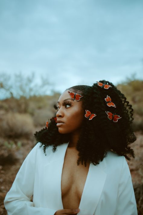 Portrait mode Curvy Poses Photography Outdoor, Field Photoshoot Black Women, Botanical Photoshoot, Black Photoshoot, Theme Photoshoot, Glamour Shoot, Butterfly Braid, Villa Borghese, Spring Portraits