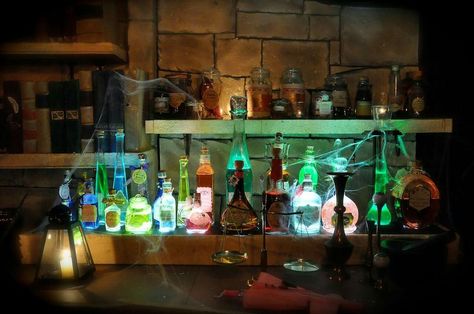 Harry Potter Halloween Decorations, Harry Potter Party Favors, Witches Kitchen, Hogwarts Party, Harry Potter Halloween Party, Harry Potter Potions, Festa Harry Potter, Halloween Room Decor, Magic Bottles