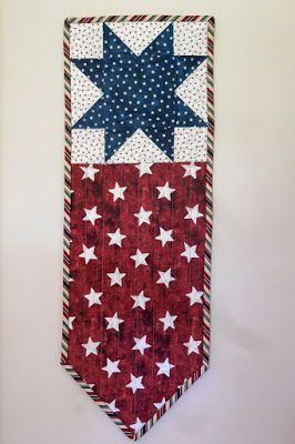 Patriotic Quilted Wall Hanging, Patriotic Quilt Wall Hanging, Quilt Wall Hanging Patterns Free, Quilted Door Banner Patterns, Wall Hanging Quilts Ideas, Seasonal Quilted Wall Hangings, Quilted Door Hangings, Wall Hanging Quilts Patterns Free, Patriotic Table Runners Free Pattern