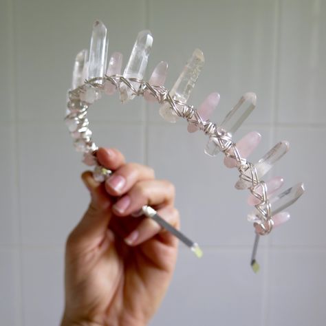 Rose Quartz Crown, Crystal Wrapping, Stone Crown, Quartz Crown, Crown Aesthetic, Pink Crown, Boda Mexicana, Crown Wedding, Crystal Crown