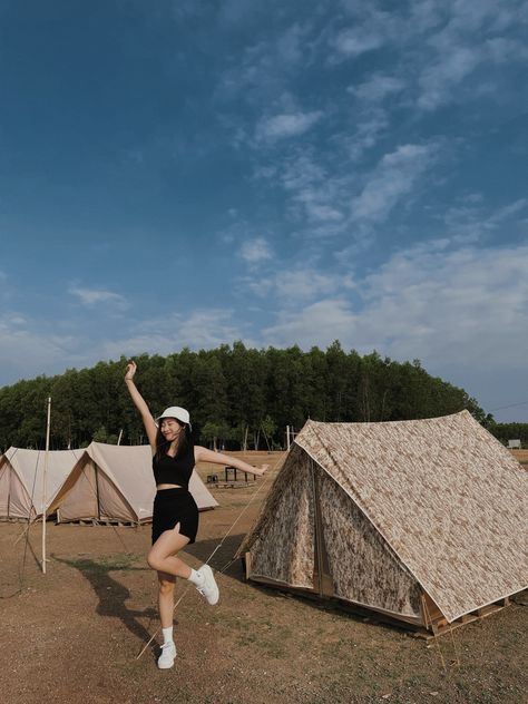 Go camping 2 days in Tri An Lake with friends. Some ideas when checking in and taking a selfie Camping Pose Ideas, Cute Camping Pictures Friends, Pregnant Camping Outfits, Camping Pics Friends, Camping While Pregnant, Camping Outfits, Go Camping, Vietnam, Camping