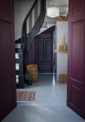 Dark Purple Wall, Hall Colour, Hallway Colours, Green Hallway, Purple Interior, Modern Lounge, Updating House, New Wall, Beautiful Interiors