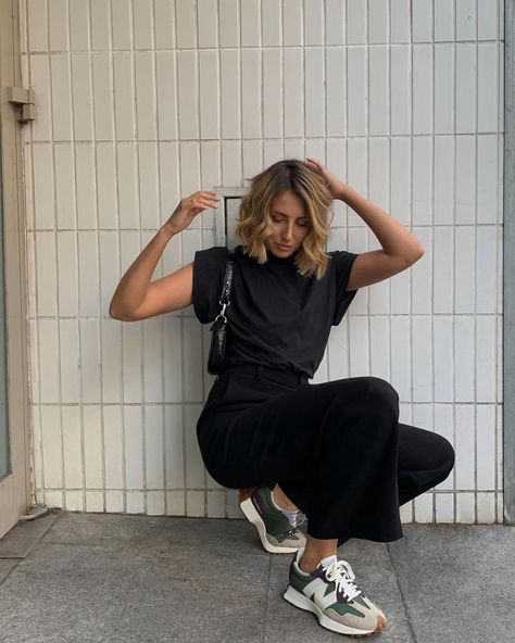 @lenamaria.s on Instagram: “Anzeige / favourites! @newbalance 327 🖤 @zalando #Zalandostyle #newbalance” New Balance Style, New Balance 327, Summer Black Dress, Women Outfit, Clothing Inspiration, Sneakers Outfit, 가을 패션, Get Dressed, Spring Summer Fashion