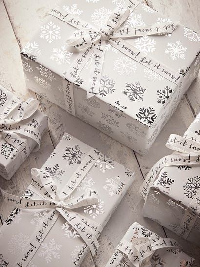 White Christmas Wrapping Paper, Creative Christmas Gift Wrapping, White Christmas Wrapping, Christmas Gift Wrapping Ideas, Black Kraft Paper, Wrapping Paper Crafts, White Wrapping Paper, Ideas For Friends, Creative Christmas Gifts