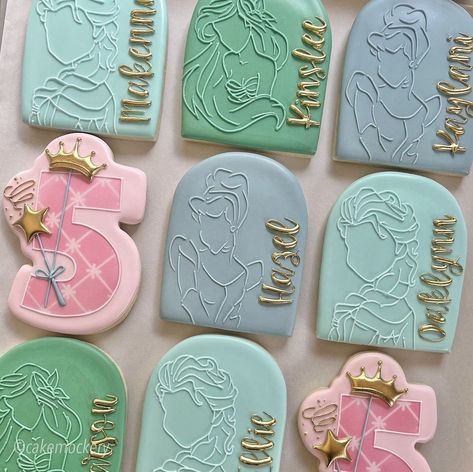 Disney Princess Cookies Decorated, Princess Cookies Decorated, Princess Sugar Cookies, Boutique Cookies, Disney Princess Cookies, Royal Cookies, Princess Cookies, Fancy Cupcakes, Disney Cookies