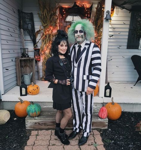 Beetlejuice Couple, Beetlejuice Couple Costume, Beetlejuice Costume Diy, Costume Couple Halloween, Beetlejuice And Lydia, Beetlejuice Halloween Costume, Different Halloween Costumes, Halloween Costume Couple, Couple Halloween Costume