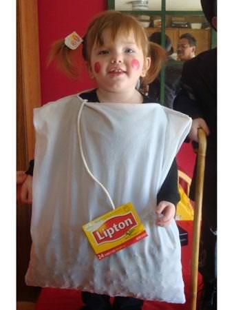 #10 – Lipton Tea Bag Who doesn’t love a good cuppa? With an old pillow case filled with scraps of green felt or cotton balls, and a box of Lipton tea with the logo cut out and attached to a piece of rope, this is a quick and inexpensive costume idea! Kick it upContinue Reading... Homemade Toddler Costumes, Toddler Halloween Costume Ideas, Disfarces Halloween, Modest Halloween Costumes, Diy Fantasia, Toddler Halloween Costume, Handmade Halloween Costumes, Kostum Halloween, Carnaval Costume