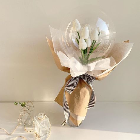 This new bouquet trend that's taking over Korea is so gorgeous, it's the ultimate V-Day gift goal - AVENUE ONE Valentines Balloons Bouquet, Balloon Bouquet Diy, Photo Balloons, Flower Bouquet Diy, Balloon Crafts, Flower Box Gift, Diy Balloon Decorations, Balloon Arrangements, Flowers Bouquet Gift