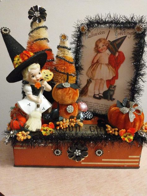 Halloween Themed Room, Vintage Halloween Diy, Halloween Decorations Party Ideas, Halloween Assemblage, Halloween Art Ideas, Halloween Crafts And Activities, Halloween Decorations Party, Crafts For Halloween, Fall Crafting