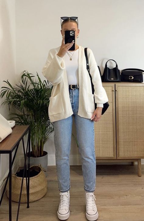 Winter Outfit White Sneakers, Simple Cardigan Outfit, Modern Minimalist Style Fashion, Straight Mom Jeans Outfit, Uniqlo Wide Leg Pants Outfit, Navy Blue Tshirt Outfit, White Cardigan Outfit Aesthetic, Outfit First Date, White Converse Outfit