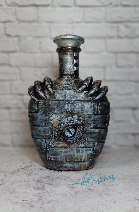 Dragon Bottle Art, Steampunk Decor Diy, Altered Bottles Diy, Halloween Wine Bottle Crafts, Dragon Bottle, Liquor Bottle Crafts, Halloween Potion Bottles, Halloween Apothecary, Steampunk Crafts