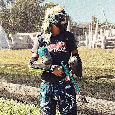 Paintball Photoshoot, Paint Balling Outfit, Paintball Aesthetic, Paintball Outfit, Paintball Girl, Paintballing Outfit, Outdoor Activities For Adults, Png Outfits, Paintball Mask