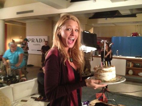 Blake Lively Rares, Blake Lively 2000s, Gossip Girl Bts, Blake Lively Aesthetic, Blake Lively Young, Gossip Girl Cast, Gossip Girl Serena, Estilo Gossip Girl, Blair And Serena