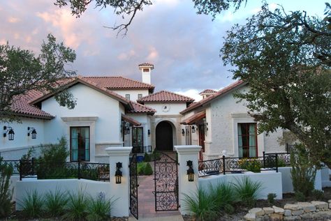 Mediterranean Style Courtyard Gate - Home Decorating Trends - Homedit Backyard Gate, Style Hacienda, Mediterranean Exterior Homes, Style Toscan, Villa Am Meer, Mediterranean Homes Exterior, Modern Mediterranean Homes, Mediterranean Exterior, Mediterranean Mansion