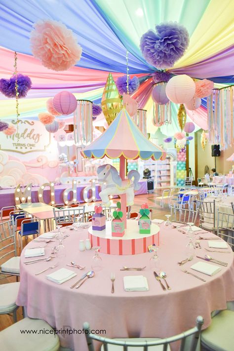 Carnival Party Ideas Decorations, Pink Carnival Birthday Party Decorations, Birthday Party Set Up, Carousel Theme Birthday Party, Pastel Carnival Theme Party, Pink Carnival Birthday Party, Pastel Carnival Birthday Party, Pink Circus Birthday Party, Carnival Birthday Party Decorations