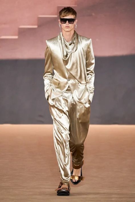 Balmain 2020, Satin Clothing, Satin Suit, Balmain Dress, Men In Heels, Balmain Men, Olivier Rousteing, Menswear Runway, Gold Outfit