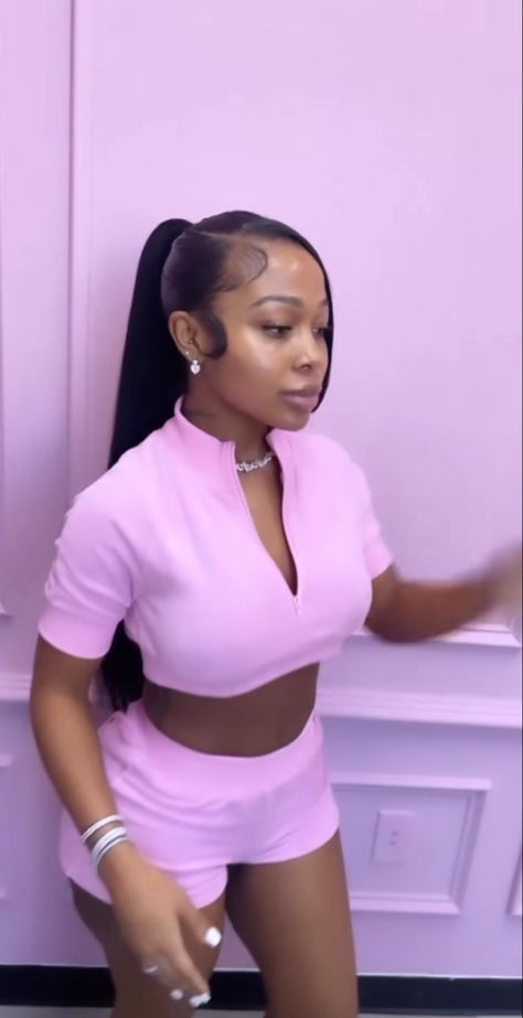 Bday Hairstyles, Air Style, Jayda Wayda, Weave Ponytail Hairstyles, Sleek Ponytail Hairstyles, Weave Ponytail, Shoot Poses, Knot Bun, Dyed Natural Hair