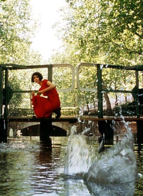 Amelie loves skipping stones Amélie Poulain Aesthetic, Poster Grafico, Damien Chazelle, Audrey Tautou, I Love Cinema, Film Aesthetic, Film Stills, Great Movies, Film Movie