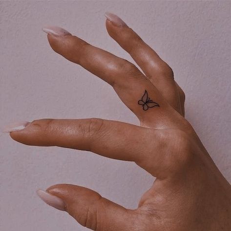 Between Finger Tattoos For Women, Tattoos Behind Ear, A Small Tattoo, Tattoos Butterfly, Tiny Tats, Small Finger Tattoos, Tato Henna, Tattoos Arm, Hidden Tattoos