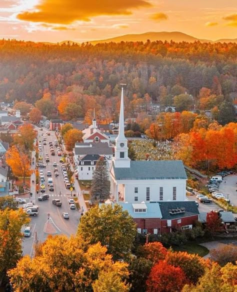 Fall Season Pictures, New England Road Trip, Stowe Vermont, Fall Arts And Crafts, New England States, Small Town America, Small Town Life, Fall Break, Autumn Scenes