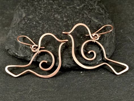 SynergicDesigns - Etsy Wire Creatures, Bird Jewellery, Wire Board, Wire Bird, Wire Projects, Earrings Bird, Wire Wrap Jewelry Designs, Wire Jewellery, Bijoux Fil Aluminium