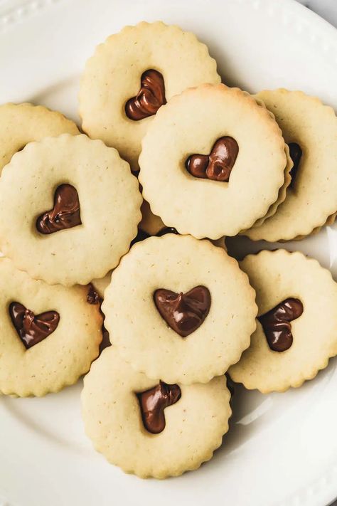 How to make Chocolate Nutella linzer cookies with this easy and delicious recipe with a fondant shortbread dough filled with chocolate spread. Cookies With Nutella, Nutella Filling, Powdered Food Coloring, Biscoff Cookie Butter, Linzer Cookies, Silicone Baking Sheet, Homemade Nutella, Rolled Sugar Cookies, Nutella Cookies