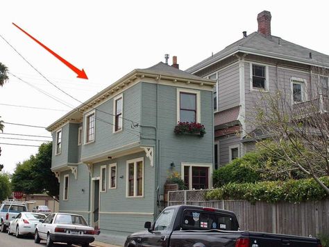 Spite-Houses - built out of spite! Don't upset your neighbours or they might just build a house in front of yours! Spite House, Alameda California, Crazy Houses, Brick And Mortar, House Built, Small Home, Small Designs, The Guardian, Estate Agent