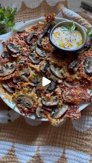 Free_Keto_Recipes on Instagram: "These CRISPY PARMESAN MUSHROOM CHIPS are so amazing and delicious. All you need is two ingredients to get the most delicious snack you will ever try.💜 Recipe by hungryhappens.

INGREDIENTS✅

• 24 oz baby bella mushrooms (medium to large size works best)
• 5 oz shredded parmesan cheese
• 5 oz shredded mozzarella
• salt, onion powder + black pepper to taste
• optional garnish: olive oil + chopped parsley
• optional dip: Lazy Tzatziki

INSTRUCTIONS📋

1) Preheat your oven to 420℉. Line a large rimmed sheet pan with parchment paper.

2) Wipe clean or peel your mushrooms. Slice them medium thickness.

3) Sprinkle the cheeses onto your prepped sheet pan evenly spreading out to form a thin layer. Add the mushrooms to the pan so that they are very close together – Mushroom Snacks, Mushroom Chips, Mushroom Cheese, Baby Bella Mushrooms, Lowcarb Recipes, Baked Mushrooms, Baked Crackers, Cheese Bake, Keto Tips