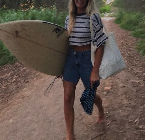 Women’s Surf Style, Hawaii Clothing Aesthetic, Surfer Outfit Aesthetic, 2000s Surfer Aesthetic, Summer Surfer Outfits, Granola Beach Aesthetic, Surfer Outfits Girl, Surfer Look Girl, Surfer Aesthetic Girl Outfits