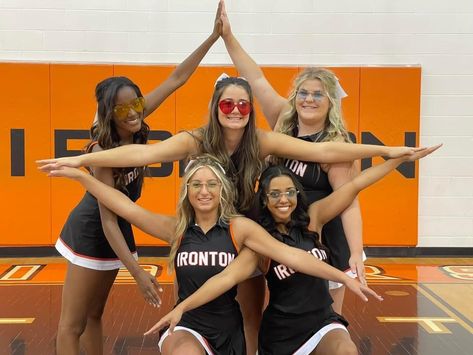 friends in a star at cheer camp with fun glasses on uca camp Star Group Pose, All Star Cheer Pictures Poses, Star Pose Group, Cheer Poses For Two, 5 Person Group Pose, Group Dance Poses, Cheer Games, Basketball Pictures Poses, Volleyball Poses