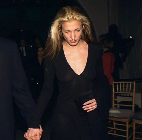 90s Minimalism Fashion, Carolyn Bessette, Minimalism Lifestyle, Deep Winter, Instagram S, Mode Vintage, Style Icon, 90s Fashion, Style Guides