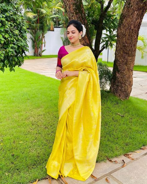 Lemon Yellow Saree, Yellow Saree For Haldi, Pink Saree Blouse, Saree Color Combinations, Haldi Dress, Saree Blouse Styles, Haldi Outfit, Indian Outfits Lehenga, Chunky Choker