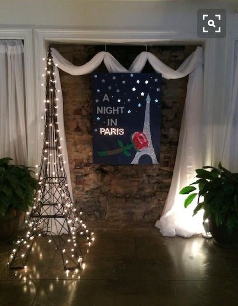 easy breezy picture perfect set up !! ( to mom: we already have the Eiffel Tower just put lights on it, hang up a sheet to make it pretty, and make a poster saying " a night in Paris " Paris Prom Theme, Bolo Paris, Paris Sweet 16, Paris Themed Birthday Party, Parisian Party, Paris Birthday Parties, Night In Paris, Prom Themes, Paris Theme Party