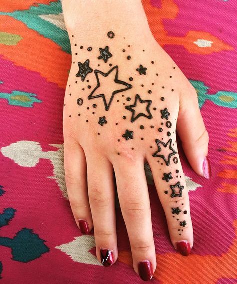 Sometimes we just want some simple stars. #artwithanndell #artwithanndellhenna #hennabooth #hennamom #hennaartist #hennaart #hennahands #mehndi #mehndiart #henna #hennaflowers #hennastars Space Henna, Halloween Henna, Henna Easy, Henna Fun, Cool Henna, Henna Doodle, Small Henna Designs, Tattoo Star, Cute Henna Designs